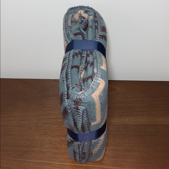 Pendleton Reversible Jacquard Classic Throw, Sunset Cross Balsam - Picture 14 of 15